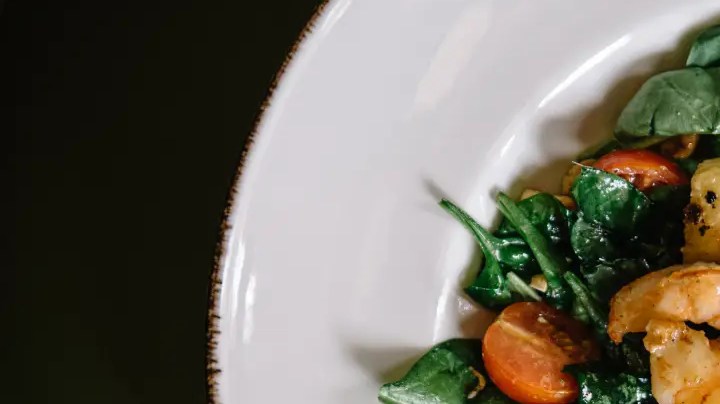 ensalada de camarones con espincas