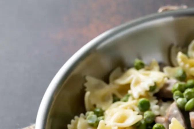 farfalle con guisantes verdes y jamón