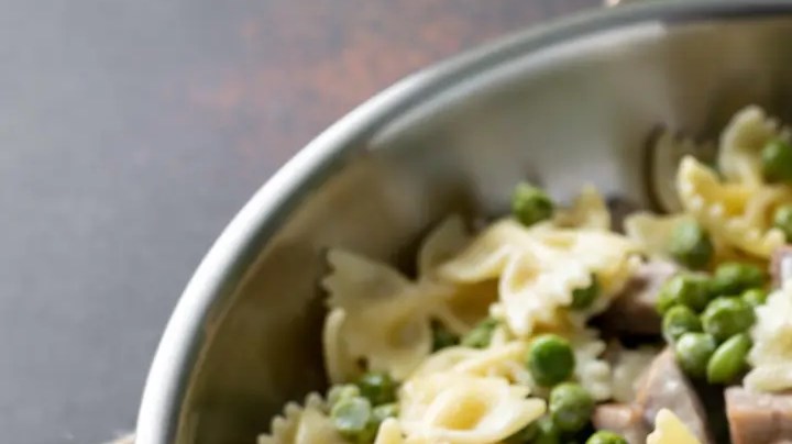 farfalle con guisantes verdes y jamón