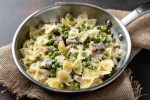 farfalle con guisantes verdes y jamón