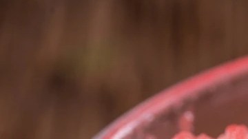 Granizado de granada en un vaso de cristal decorado con menta