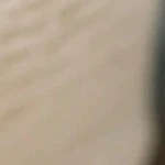 Frascos de vidrio con mermelada de frutos rojos, sobre una tabla de madera y cubiertos encima