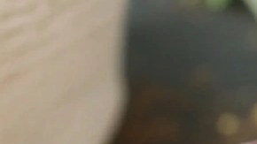 Frascos de vidrio con mermelada de frutos rojos, sobre una tabla de madera y cubiertos encima