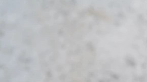 Vaso con mousse de mango, decorado con mango y menta