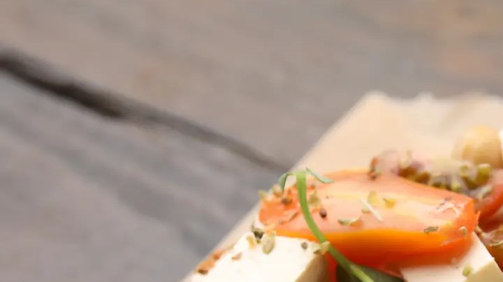 tosta vegana con hummus y tofu