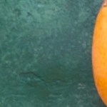 Bolas de sorbete de nispero sobre un tazón decorado con menta