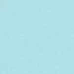 Sorbete de sangria sobre un vaso de vidrio con dos pajillas y decorado con limón