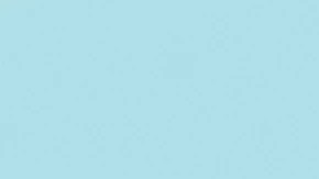 Sorbete de sangria sobre un vaso de vidrio con dos pajillas y decorado con limón