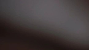 Plato con pedazos de turrón de brownie