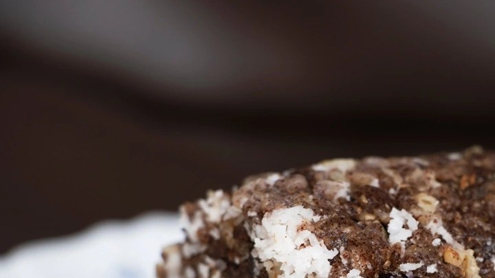Plato con pedazos de turrón de brownie