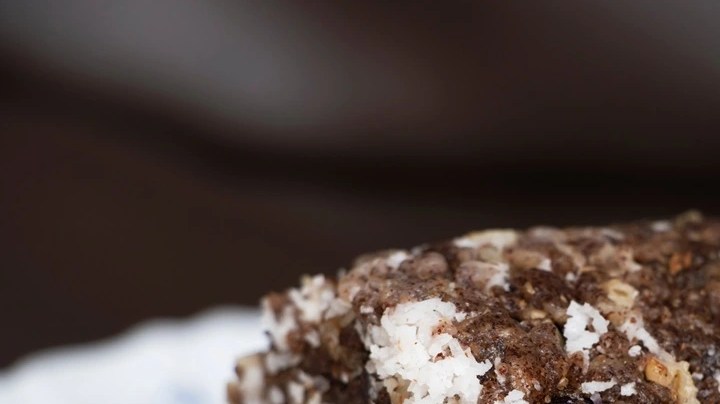 Plato con pedazos de turrón de brownie