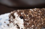 Plato con pedazos de turrón de brownie