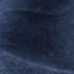 Paté en costra sobre una tabla de modera, decorado con cuchillo sobre un fondo negro