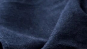 Paté en costra sobre una tabla de modera, decorado con cuchillo sobre un fondo negro