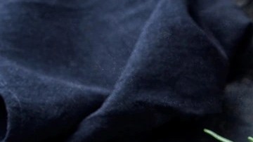 Paté en costra sobre una tabla de modera, decorado con cuchillo sobre un fondo negro