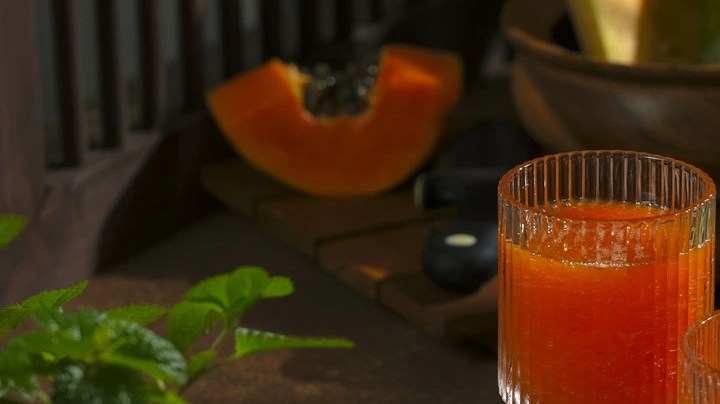 Batido para mejorar la digestión en un vaso de vidrio