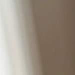 Buñuelos de trufa en un plato blanco sobre una mesa con cubiertos