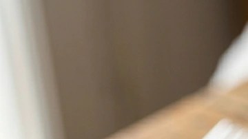 Buñuelos de trufa en un plato blanco sobre una mesa con cubiertos