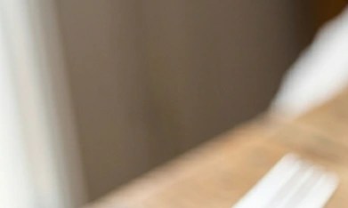 Buñuelos de trufa en un plato blanco sobre una mesa con cubiertos