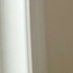 Pedazo de cheesecake de kiwi sobre un plato azul