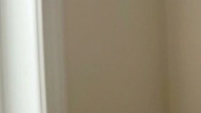 Pedazo de cheesecake de kiwi sobre un plato azul