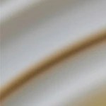 Cheesecake de lima sobre un plato blanco decorado con crema batida y lima