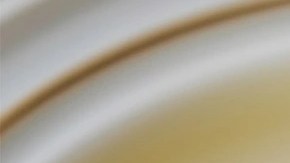 Cheesecake de lima sobre un plato blanco decorado con crema batida y lima