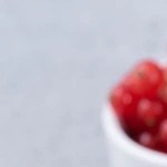 Cheesecake keto de vainilla sobre un plato blanco