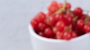 Cheesecake keto de vainilla sobre un plato blanco