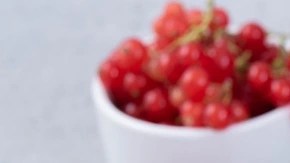 Cheesecake keto de vainilla sobre un plato blanco