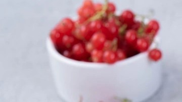 Cheesecake keto de vainilla sobre un plato blanco