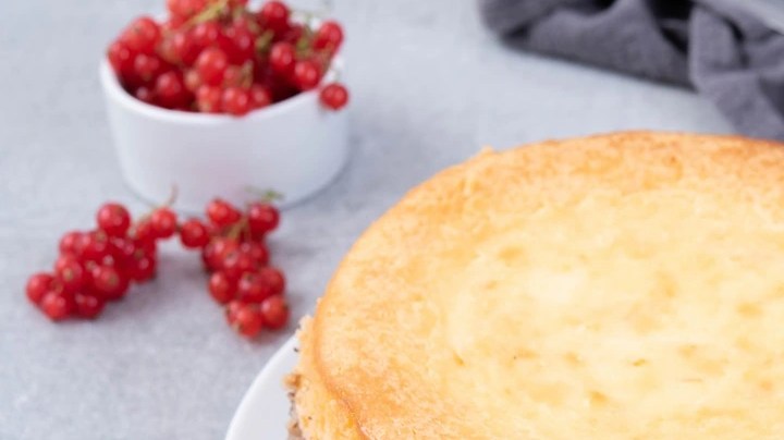 Cheesecake keto de vainilla sobre un plato blanco