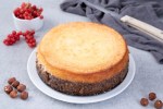 Cheesecake keto de vainilla sobre un plato blanco