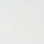 Halva cheesecake sobre un plato rosado, fresas picadas y una cuchara con un trozo de tarta