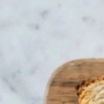 Paté de camarón en un recipiente blanco