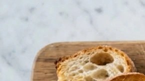 Paté de camarón en un recipiente blanco