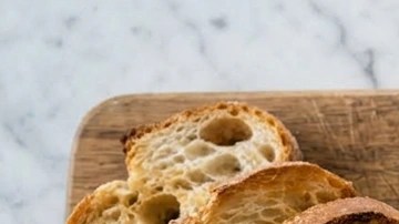 Paté de camarón en un recipiente blanco