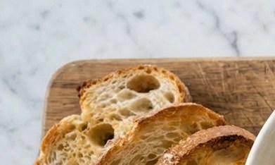 Paté de camarón en un recipiente blanco