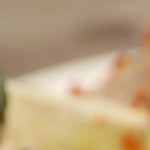 Paté de codorniz sobre un pan tostado y sobre un plato blanco