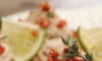 Paté de codorniz sobre un pan tostado y sobre un plato blanco