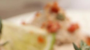 Paté de codorniz sobre un pan tostado y sobre un plato blanco