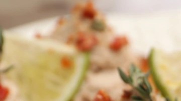 Paté de codorniz sobre un pan tostado y sobre un plato blanco