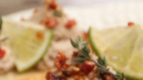 Paté de codorniz sobre un pan tostado y sobre un plato blanco