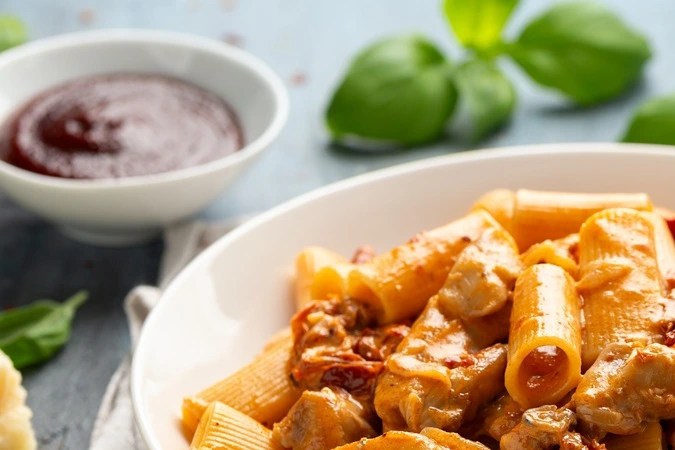 Rigatoni con pollo en salsa de zanahoria