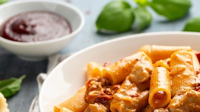 Rigatoni con pollo en salsa de zanahoria
