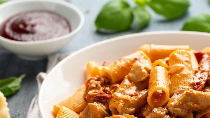 Rigatoni con pollo en salsa de zanahoria