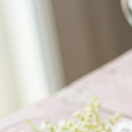 Bolas de sorbete de flor de sauco sobre unas copas de cristal