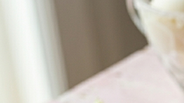 Bolas de sorbete de flor de sauco sobre unas copas de cristal