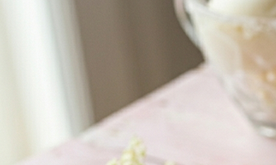 Bolas de sorbete de flor de sauco sobre unas copas de cristal