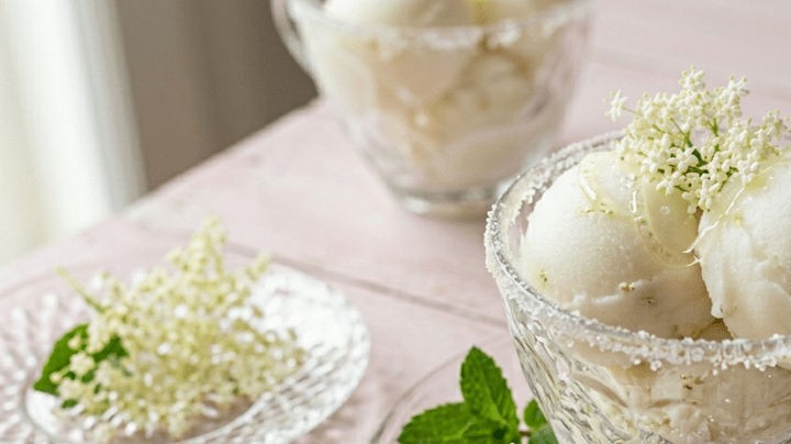 Bolas de sorbete de flor de sauco sobre unas copas de cristal